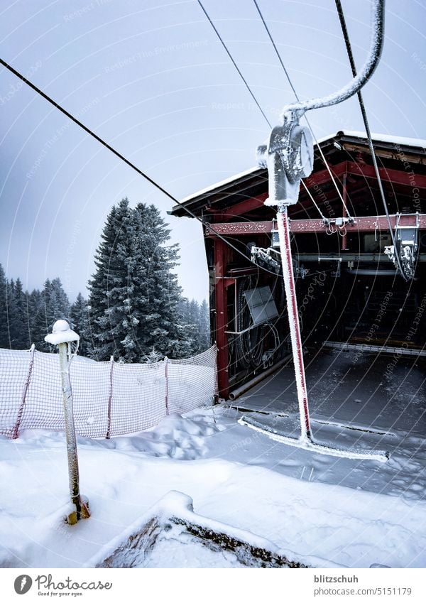 Skilift Einstieg nach leichtem Schneefall skilift skilifte schneesport Skipiste Ferien & Urlaub & Reisen Winterurlaub Alpen Berge u. Gebirge Wintersport Sport