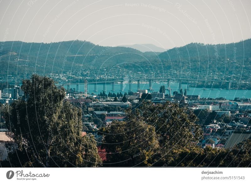 Blick auf die Brücke und die Stadt Hobart. Die Große Brücke verbindet die Stadtteile in Tasmanien. stadtbild Architektur Stadtbild historisch Stadtzentrum