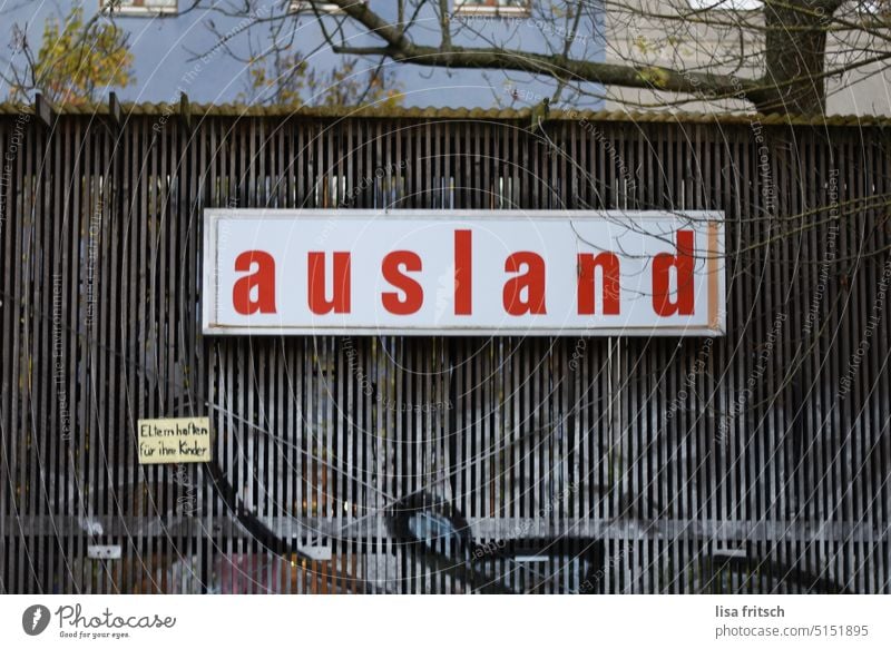 AUSLAND (?!) Ausland Scheune eltern haften für ihre kinder fragwürdig Plakat Werbung Berlin Schilder & Markierungen Hinweisschild