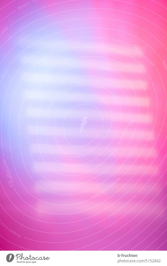 farbige Lichteffekte an einer weißen Wand Farblicht lila pink blau lichter Lichterscheinung Lichtspiel Lichtstimmung Lichtstreifen abstrakt leuchten Kunstlicht