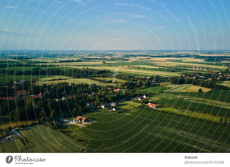 Luftaufnahme einer ländlichen Gegend mit Dorf und Bergen Landschaft Overhead Polen Antenne Tal Ackerbau Umwelt Feld Wald grün Hügel Natur im Freien friedlich