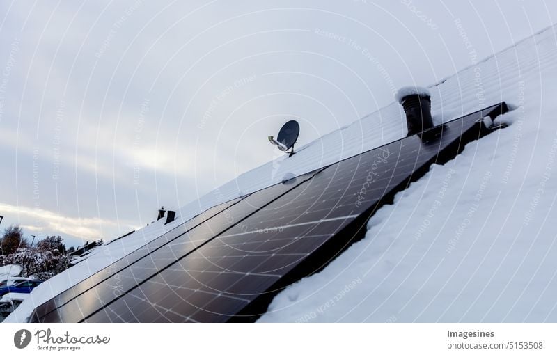 Solaranlage auf dem Dach mit Schnee im Winter. Schnee von Sonnenkollektoren im Winter entfernen. Schnee entfernen Photovoltaikanlage - Solarzellen Solaanlage