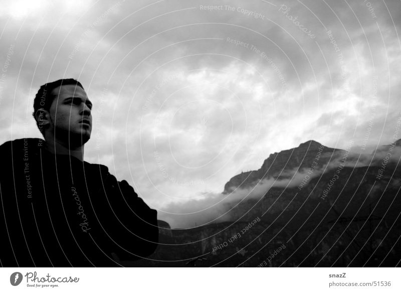 Far away . . . Mann schwarz weiß Wolken Ferne ruhig Jacke Italien Porträt snazz umut Berge u. Gebirge Himmel Kraft Graffiti hell außenportrait