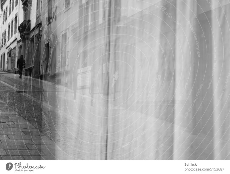 Schaufenster Spiegelung Stadt Vorhang Mensch Straße Häuserreihe gehen Schwarzweißfoto Außenaufnahme Fußgänger Tag ein einsam Stadtleben Linien vertikal diagonal