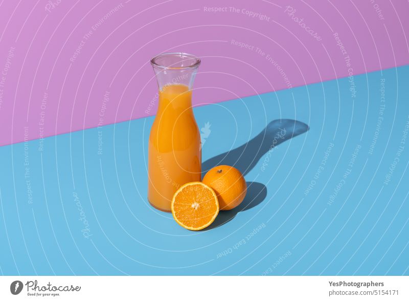 Orangensaft Karaffe und orange Früchte isoliert auf einem lebendigen Hintergrund Getränk blau Flasche Pause Frühstück hell Zitrusfrüchte kalt Farbe Farben