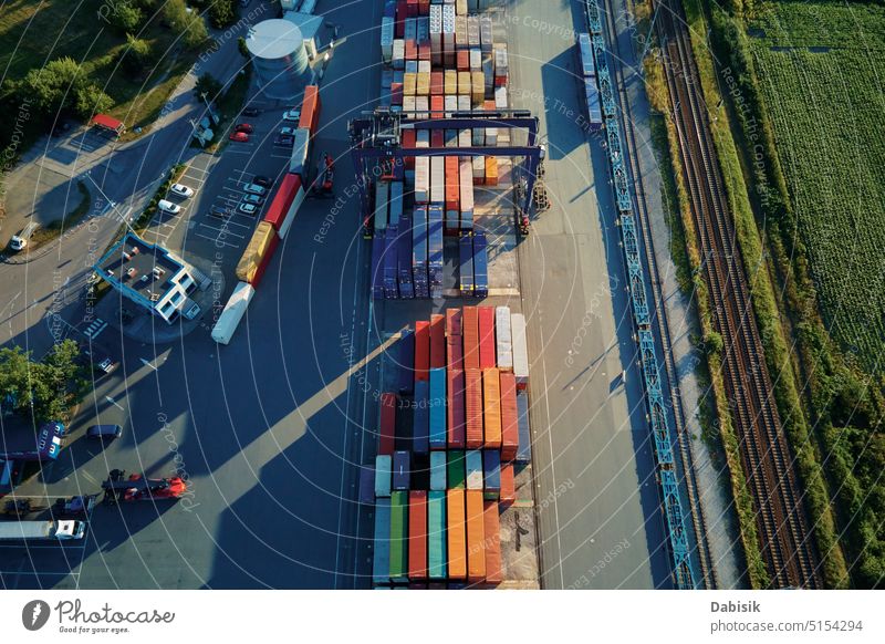 Containerlager, Luftaufnahme. Versand und logistisches Konzept Ladung Export Fracht Lagerhalle Industrie Terminal Lagerhaus Spedition Eisenbahn Antenne Kranich