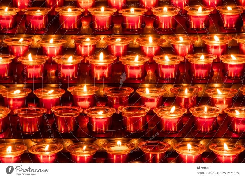 Seelenlichter Kerze Flamme Kerzenaltar Kerzenlicht Kerzenschein beten Kapelle Glaube Transzendenz Andacht Gebet Bitte Hoffnung leuchten Licht Kerzenflamme