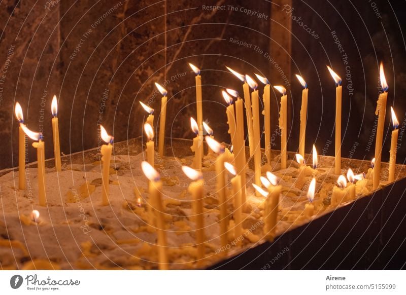ein Zeichen setzen Andacht Gebet Bitte beten Kapelle Kirche Glaube Hoffnung leuchten Licht Religion & Glaube Kerzen Kerzenflamme Kerzenaltar Kerzenlicht