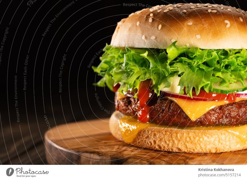 Leckere Burger mit Rauch, Fast-Food-Konzept. Frischer hausgemachter gegrillter Hamburger Salatbeilage Fastfood Fleisch Tomate Rindfleisch Zwiebel Käse