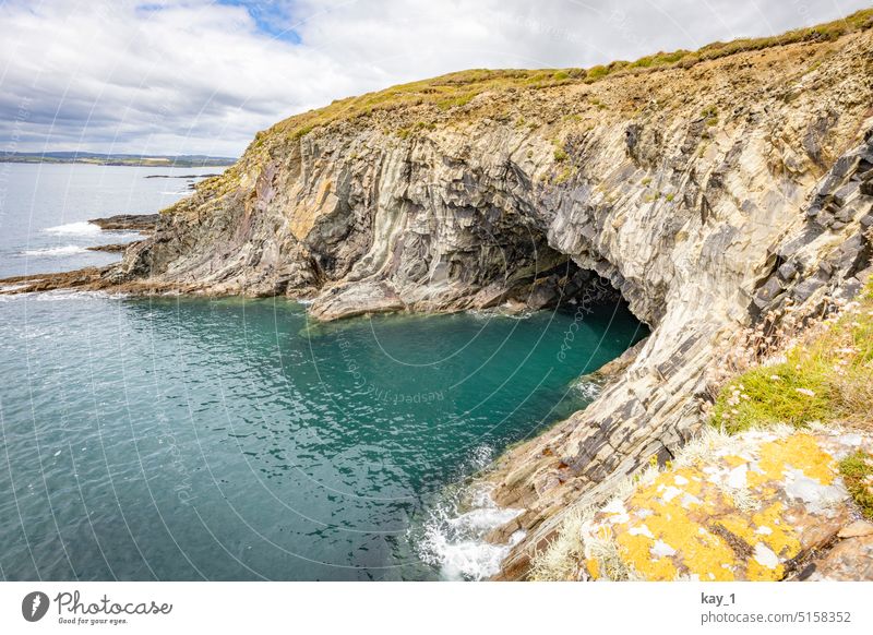 Küstenlandschaft in Irland Felsen Felsenküste Felswand Meer Wasser Atlantik Republik Irland Landschaft Natur Wolken Tag Ferien & Urlaub & Reisen Klippe Insel