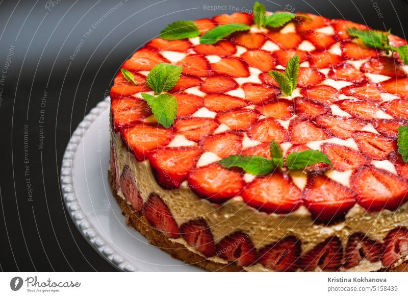 Erstaunlich schöne Hand dekoriert hausgemachte Erdbeere Fraisier Kuchen.leckeres Dessert Lebensmittel süß gebacken Pastell Scheibe Bäckerei Beeren braun