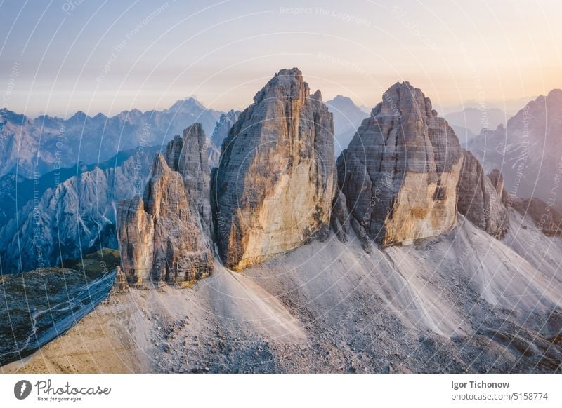 Luftaufnahme der Drei Zinnen in den Dolomiten, Italien Antenne Zimt Sonnenuntergang lavaredo tre Ansicht Himmel Park im Freien Natur Berge u. Gebirge Landschaft