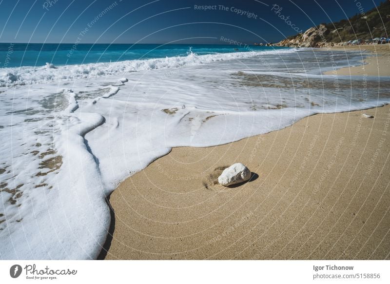 Wellen am Sandstrand von Milos - Dorf Agios Nikitas auf der Ionischen Insel Lefkada, Griechenland, Reisekonzept Strand ionisch schäumen levkada agios nikitas