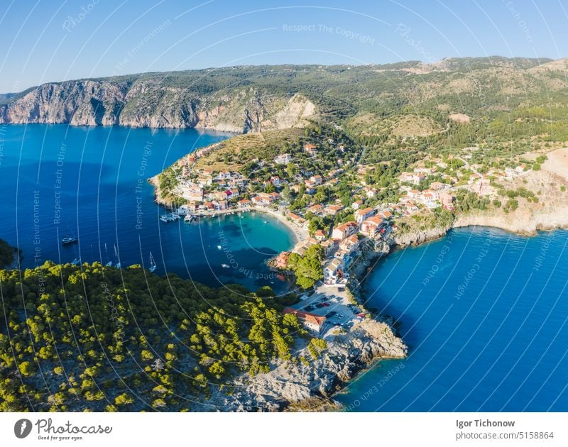 Assos auf der Insel Kefalonia, Ionisches Meer, Griechenland. Luftbilddrohne Foto von schönen und malerischen bunten traditionellen fishig Dorf ionisch