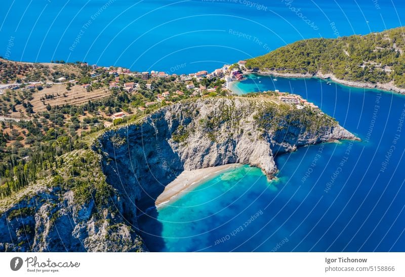 Panoramablick aus der Luft auf die Küste des Dorfes Assos. Kefalonia Insel, Griechenland. Reisen Sommer Berufung Konzept Antenne ionisch panoramisch assos