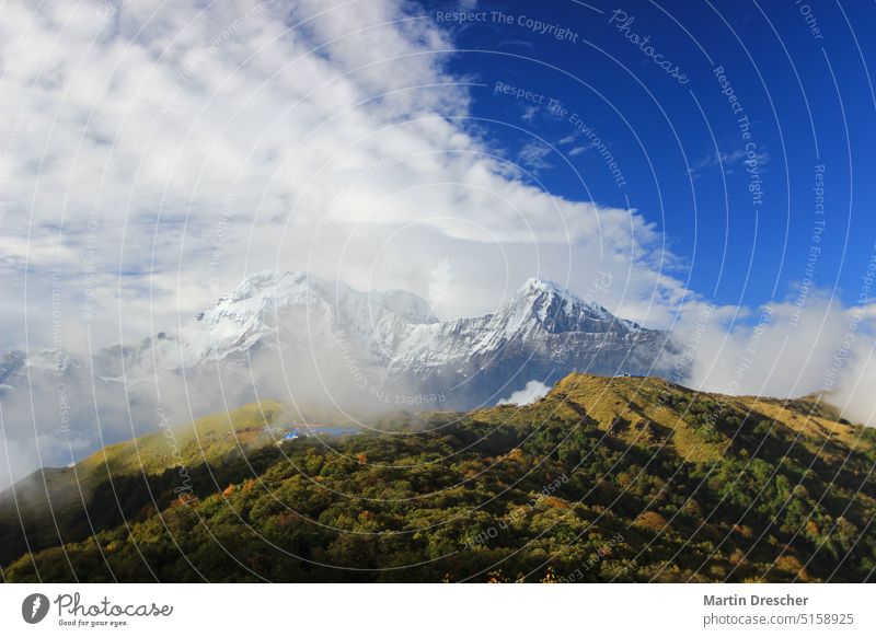 Wolken ziehen auf Gipfel Berge u. Gebirge Himalaya Schneebedeckte Gipfel Tag Himmel Felsen Landschaft Natur Menschenleer Nepal Umwelt wandern Abenteuer