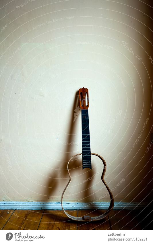 Gitarre, nicht spielfähig Saiteninstrumente bund decke folk folklore gitarre hals hausmusik holz instrumentenbau kaputt musikinstrument reparatur saite