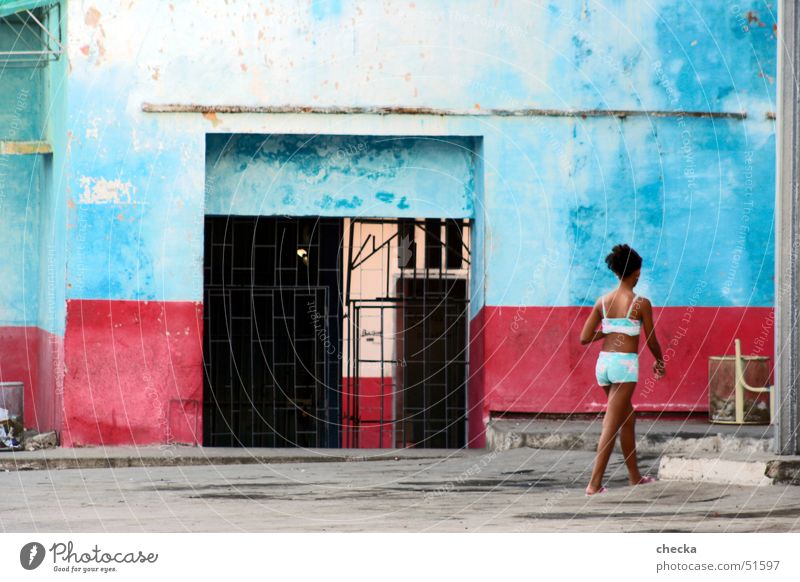 cuban girl Kuba Mädchen Fassade rot gestreift Hinterhof Südamerikaner Bauernhof blau