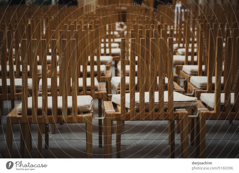 Die Holzstühle stehen bereit. Die Messe kann beginnen. Menschenleer Stuhl Sitz Stuhlreihe Sitzreihe Platz frei Reihe viele sitzen Strukturen & Formen Bestuhlung