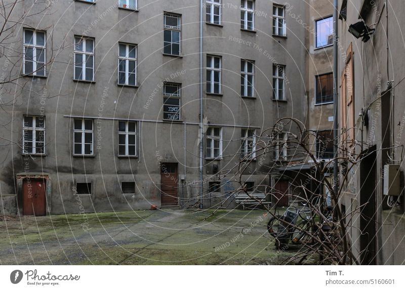 Hinterhof Berlin Prenzlauer Berg Farbfoto Menschenleer Stadt Tag Stadtzentrum Hauptstadt Haus Fenster Altstadt Altbau Außenaufnahme Hof unsaniert Winter Gebäude