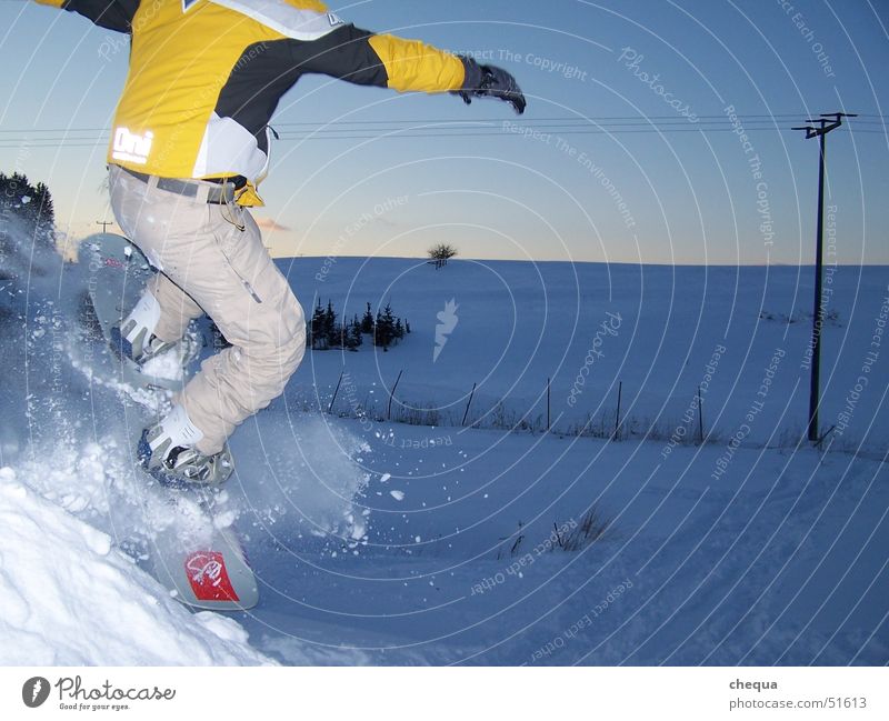 lecker powder Snowboard Pulverschnee Winter dunkel Blitzlichtaufnahme springen Drehung Sport Schnee Wintersport Abenddämmerung Wintersportbekleidung 1 abwärts