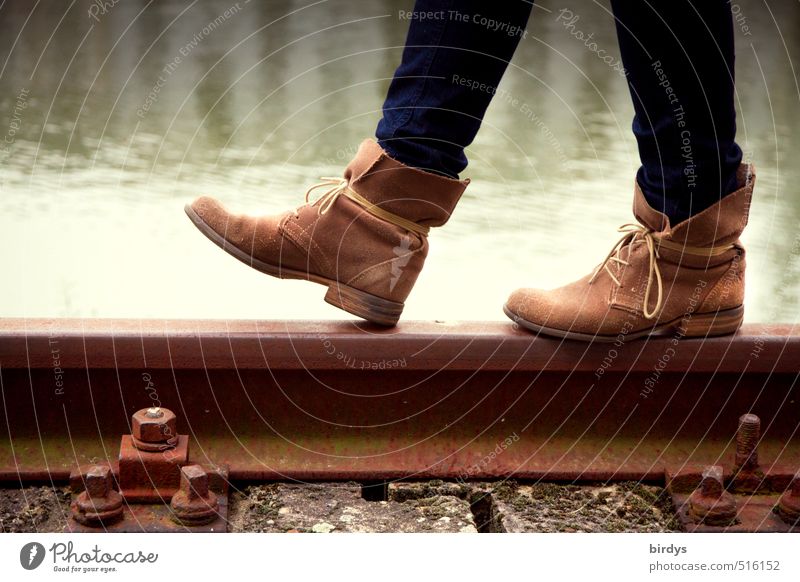 Schienenverkehr Lifestyle Stil Junge Frau Jugendliche Leben Beine Fuß 1 Mensch 18-30 Jahre Erwachsene Wasser See Gleise Mode Schuhe Leder gehen ästhetisch