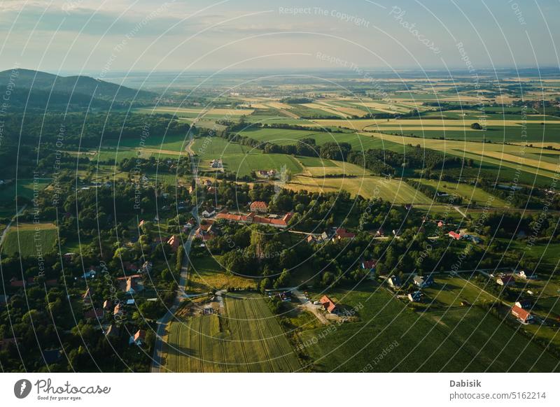 Luftaufnahme einer ländlichen Gegend mit Dorf und Bergen Landschaft Overhead Polen Antenne Tal Ackerbau Umwelt Feld Wald grün Hügel Natur im Freien friedlich