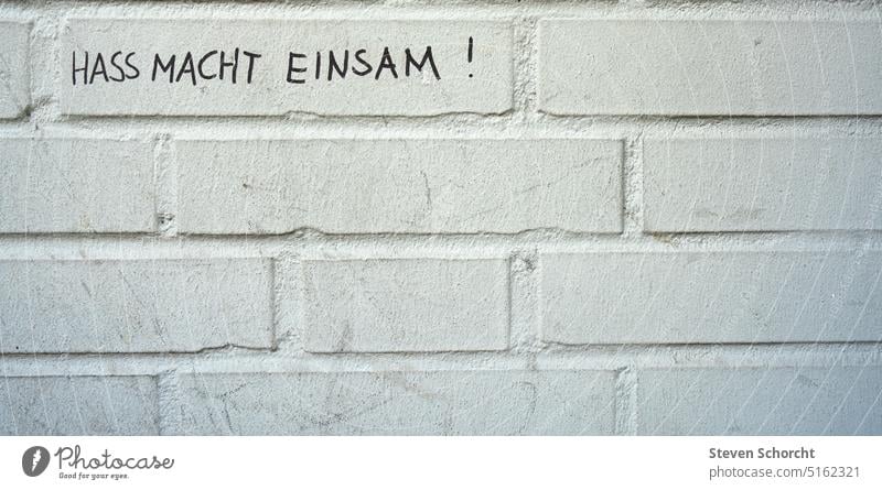 Hass macht einsam Spruch streetart Street Demokratie Querdenker grafitti Graffiti Wand Wandmalereien Mauer Fassade Straßenkunst Jugendkultur Schmiererei Kunst