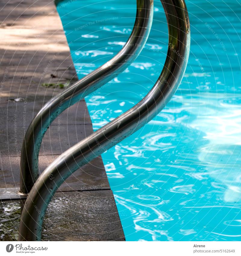 mit Schwung ins kalte Wasser Pool blau Schwimmbad Beckenrand Geländer türkis Hotelpool Schwimmen & Baden Sommerurlaub Erfrischung sommerlich Urlaubsstimmung