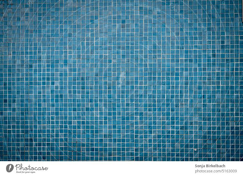 Kleinkariert in blau Kacheln Mosaik Wand kleinkariert retro Fliesen u. Kacheln Strukturen & Formen Fassade Menschenleer Farbfoto Quadrat Außenaufnahme Muster