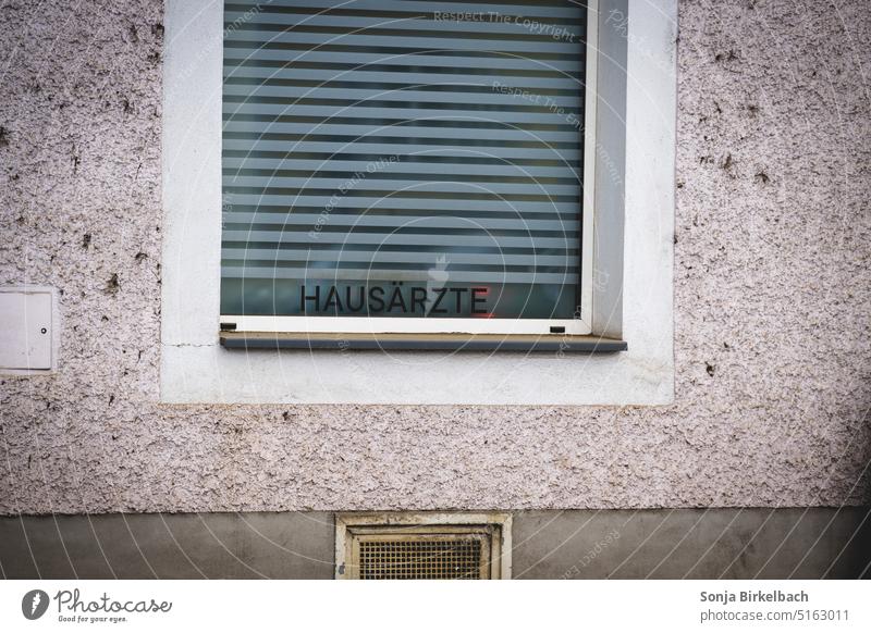 krank Hausärzte Schild Hausarzt Gesundheitssystem schmuddelig schmutzig Hauswand Fenster alt Fassade Gebäude schild Menschenleer trist Wand Mauer