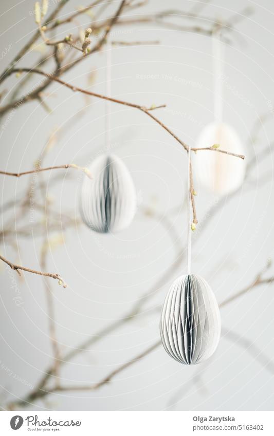 Ostereier aus Papier, die an Zweigen hängen. Ostern Ei Dekoration & Verzierung Ast eiförmig Pastell Stubenschmuck skandinavisch Stil Lifestyle diy Handwerk Idee