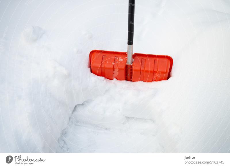Rote Kunststoff-Schneeschaufel mit schwarzem Griff Schneesturm Sauberkeit übersichtlich kalt Konzept Tag tief Graben Fahrweg Gerät Übung Frost gefroren
