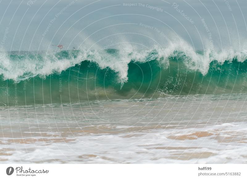 Gischt und große Welle im Atlantik Wellen Wellengang Meer Urlaub Wassersport gigantisch stark Bewegung Energie nass Schaum Brandung türkis ästhetisch Sommer