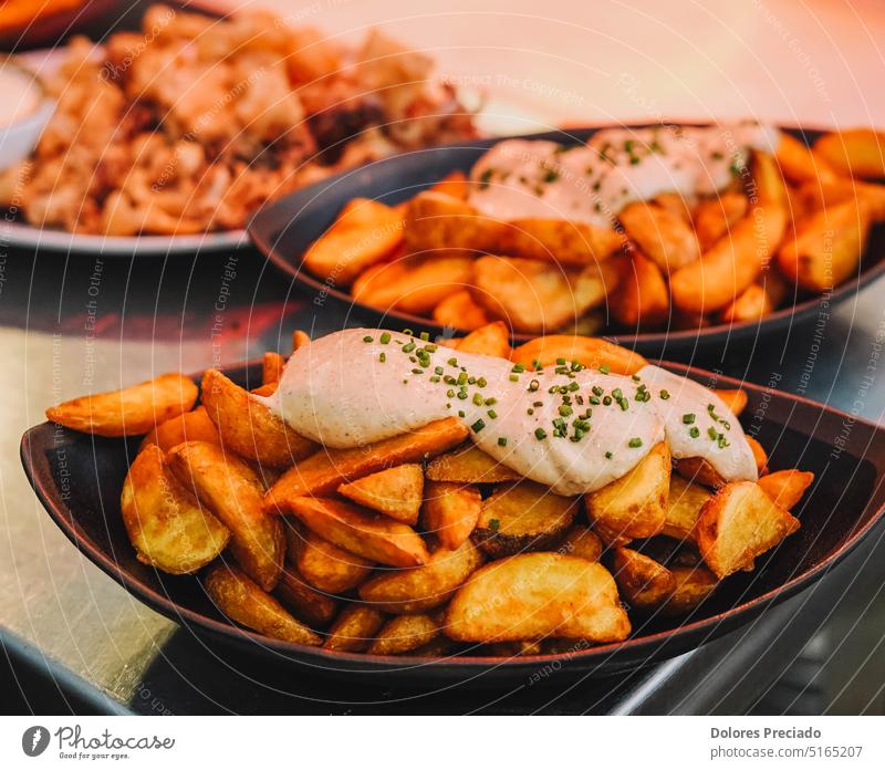 Bratkartoffeln mit Sauerrahmsauce auf einem Teller in einem Restaurant Amuse-Gueule Hintergrund gebacken brava Bravas Mut mutige Kartoffeln Nahaufnahme