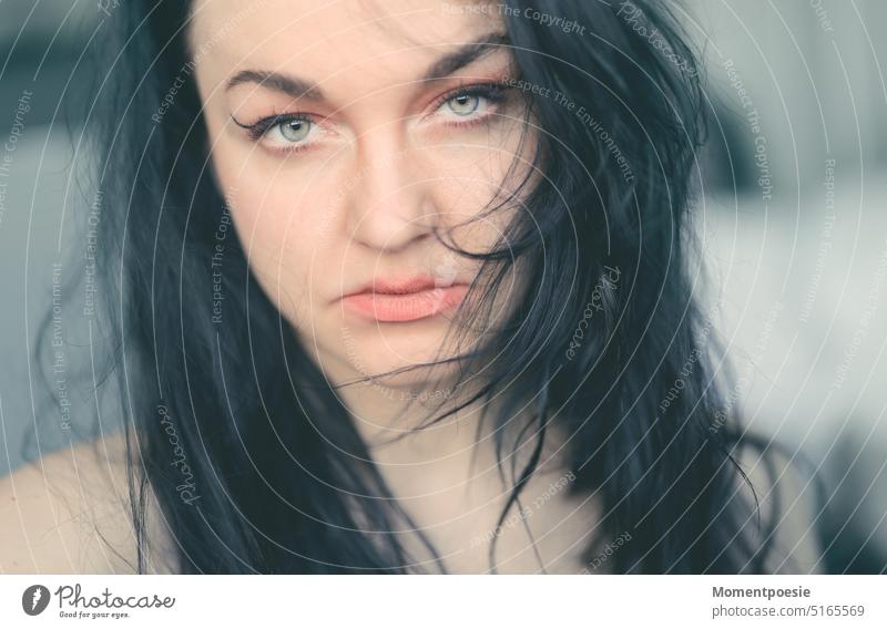 _ Frauengesicht windig Haare & Frisuren Porträt Gesicht Junge Frau Mensch feminin natürlich Außenaufnahme Erwachsene schön Kopf Blick Blick in die Kamera