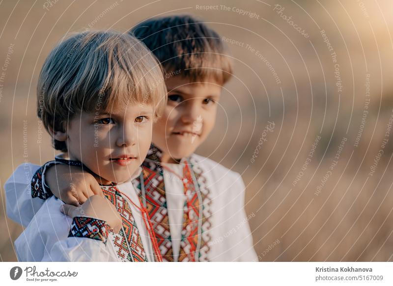 Kleine ukrainische Jungen. Kinder in traditionellen Stickereien vyshyvanka Hemden. aktiv Aktivität Brüder heiter Kindheit Kinder Kind genießen Familie Feld