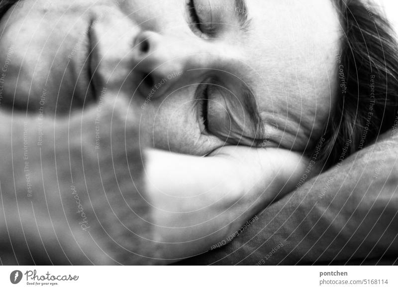 gesicht einer schlafenden frau, die auf ihrer hand liegt liegen bett müde schwarz-weiß Müdigkeit träumen Erholung Zufriedenheit geschlossene Augen Porträt
