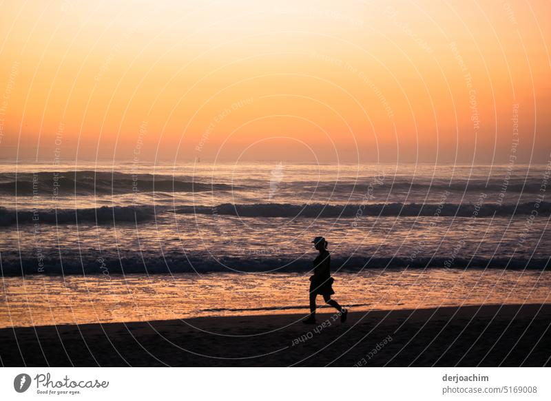 Morgenspaziergang am Strand von  Lennox Head. Eine einzelne Person genießt den Morgen. Sonnenaufgang Sonnenaufgang - Morgendämmerung Himmel Natur Außenaufnahme