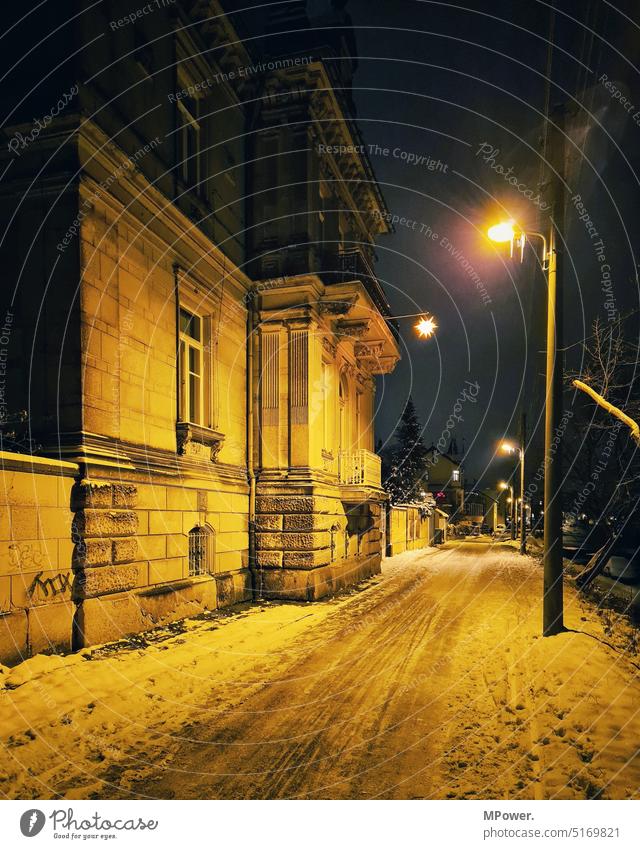 alte Villa an der Elbe Schnee Winter Laterne nachts gehweg Haus Beleuchtung Straße verschneit Spuren kalt winterlich Menschenleer Außenaufnahme Wetter