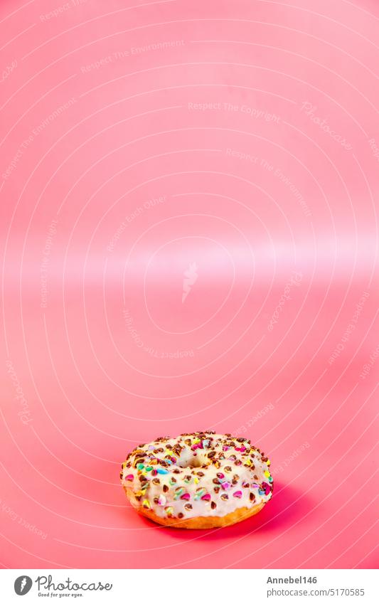 Süße Donuts in einem Stapel auf einem rosa Hintergrund gestapelt. Kopieren Sie Raum, verschiedene Glasur und sprinkelt Schokolade-Chip, Snack Fast-Food-Süßigkeiten Konzept