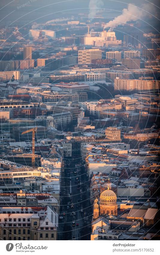 Blick auf Berlin an einem Wintermorgen mit Sonnenaufgang VII Berlin Mitte Muster abstrakt Urbanisierung Coolness Hauptstadt Textfreiraum rechts