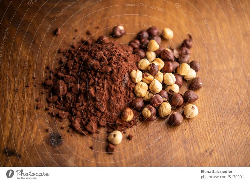 Kakao und geröstete Haselnüsse Kakaopulver gebraten Schokolade Lebensmittel Bonbon Dessert Backwaren Ernährung backen Teigwaren Haselnuss Schokoladenkuchen