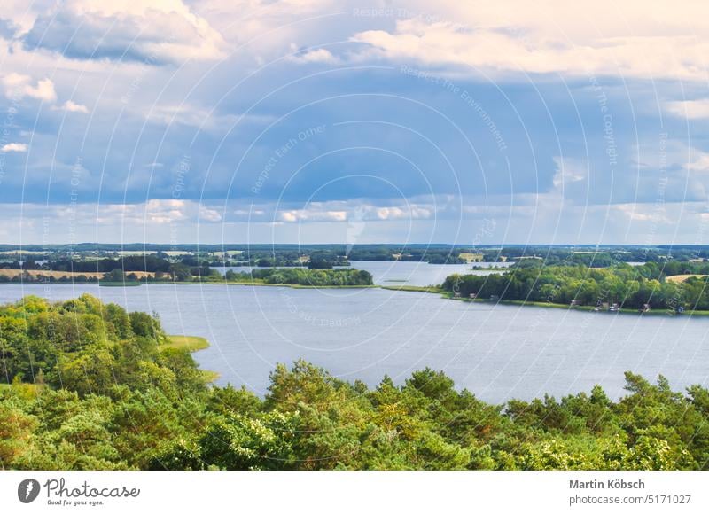 Blick auf Krakow am See. Seenlandschaft mit dichten Wäldern an den Ufern. Urlaub Wasser Erholung Park Baum Sommer Ansicht Vogelschau Wald Überblick Durchblick
