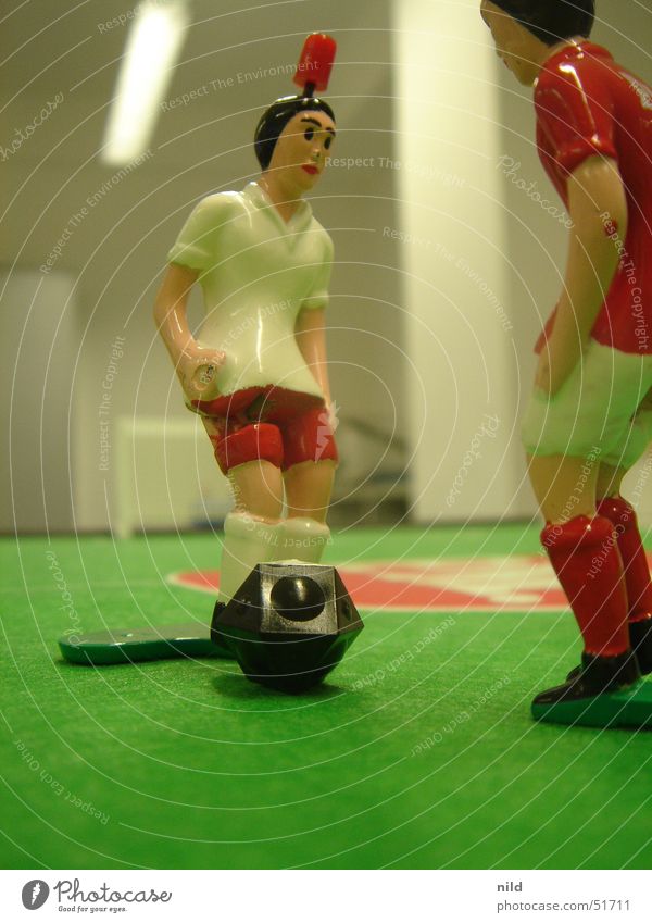 TippKick Filz Tischfußball Spielzeug Stürmer Verteidiger Trikot grün weiß rot Spielfigur Detailaufnahme Sport Innenaufnahme Makroaufnahme 2 Fußball gegenüber