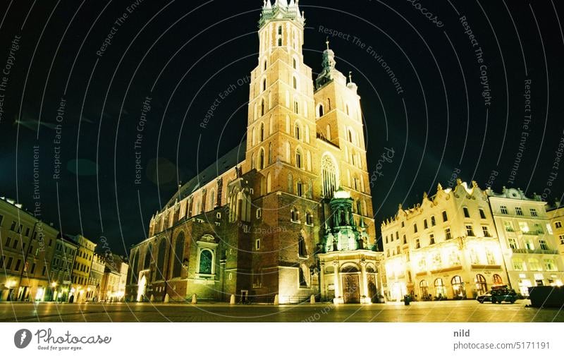 Im urbanen Raum – Krakau bei Nacht Architektur Gebäude Außenaufnahme Strukturen & Formen Menschenleer nach oben Analogfoto Kodak Polen Kirche Bazylika Mariackam