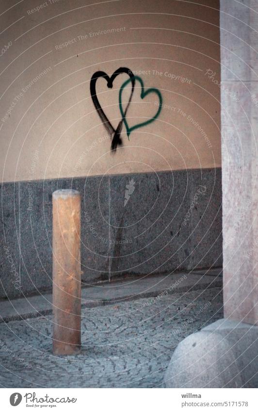 Liebe mit Hindernissen Herzen 2 verliebt Symbol Graffiti Durchgang Verliebtheit Romantik Liebesgruß Liebeserklärung Liebesbekundung herzförmig Valentinstag