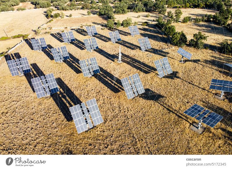 Sonnenkollektoren in einer Landschaft. Luftaufnahme Antenne Luftbild alternativ Hintergrund Zelle saubere Energie Dröhnen ökologisch Ökologie elektrisch