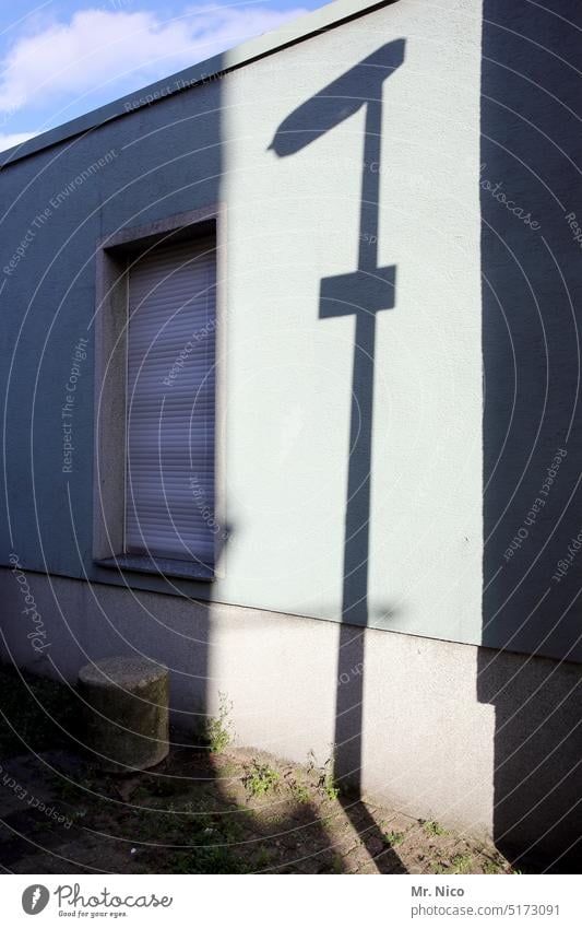 Licht und Schatten Hauswand Fenster Strassenschild Fassade trist Licht- und Schattenspiel Silhouette Strukturen & Formen Schattenwurf Schild