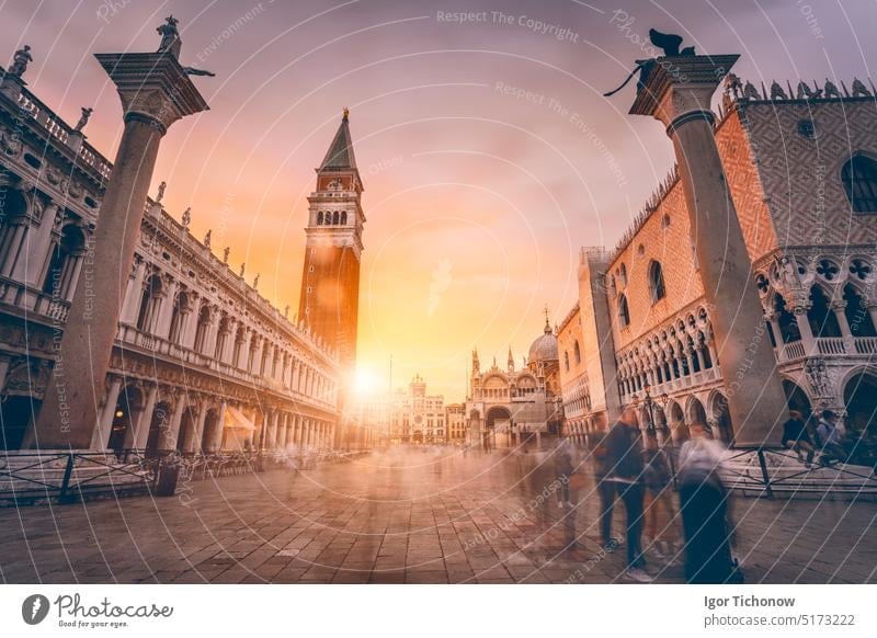 Markusplatz im Licht des Sonnenuntergangs. Venedig, Italien Turm venezia Kathedrale Klingel Erbe venedig italien Nahaufnahme Architektur Campanile Basilika